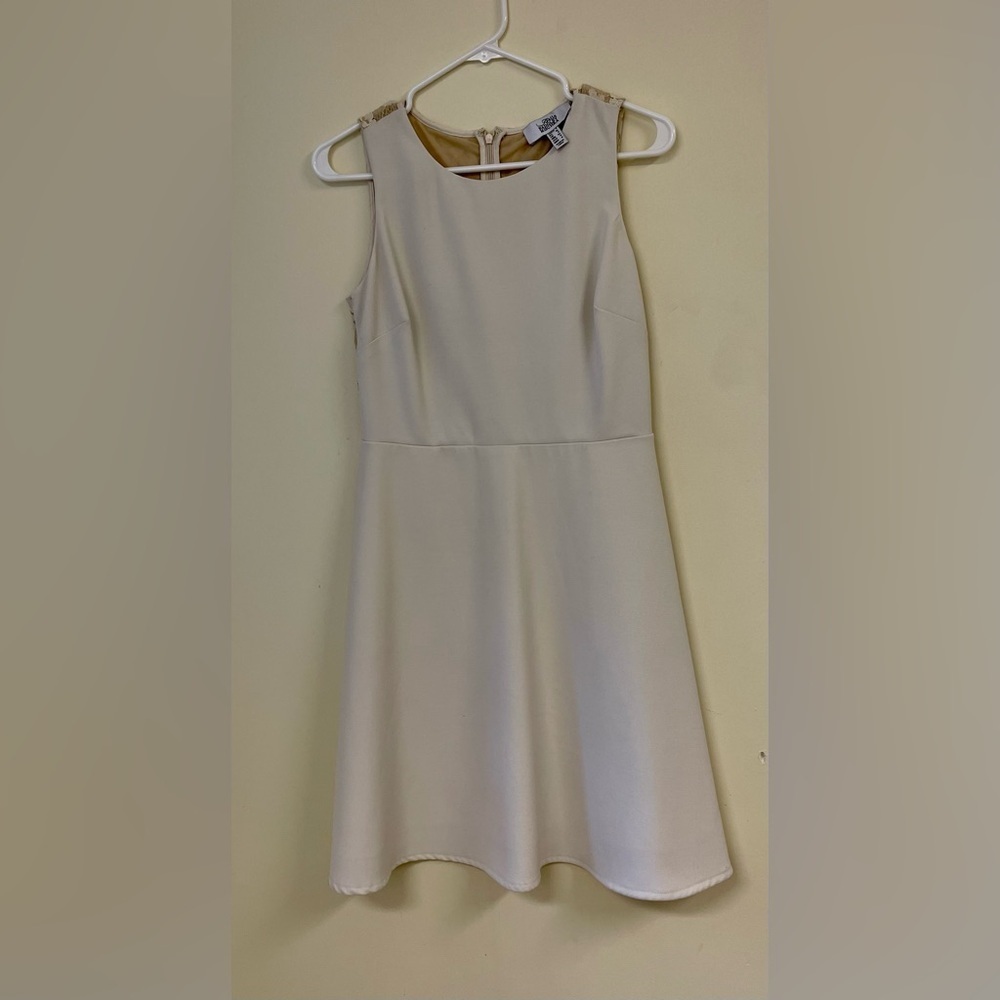 Belle Badgley Mischka Elegant Cream Lace Dress Size 4